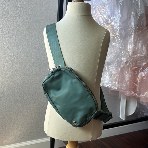 Lululemon Belt Bag 1L- BRAND NEW - Picture 5 of 5
